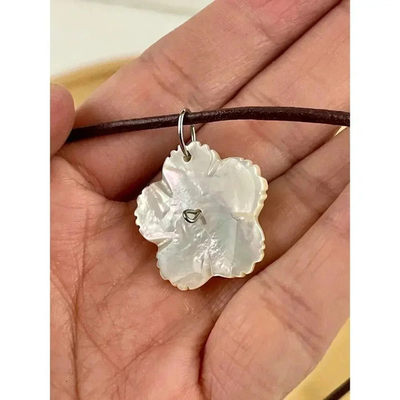 VTG Mother of Pearl Carved Flower Pendant Necklace Leather Rope 13" Choker - Picture 11 of 11